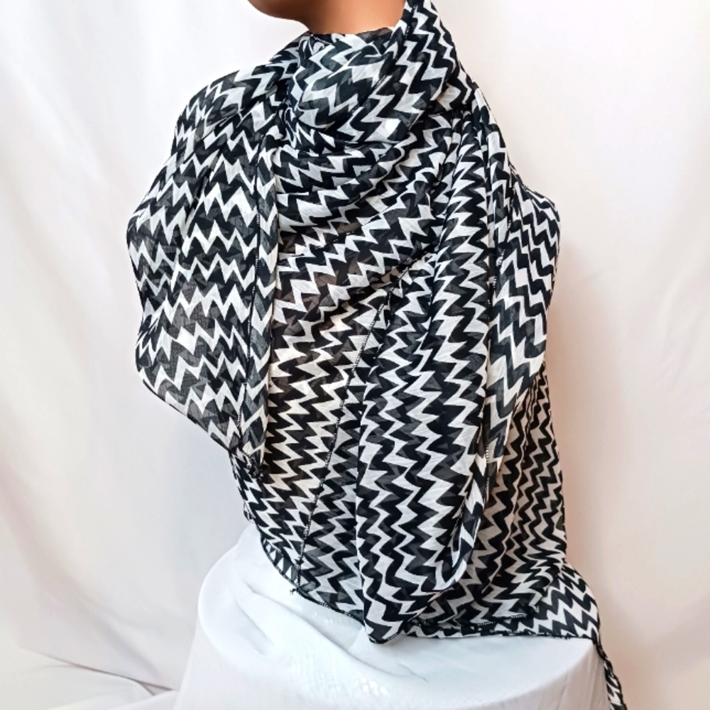 Black & White Zigzag Patterned Chiffon Extra Large Scarf.